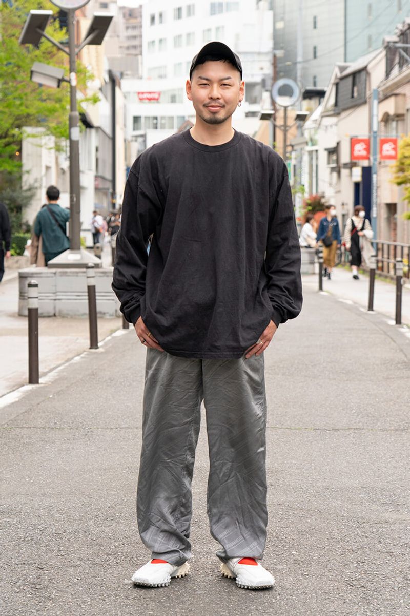 シルエット、生地、挿し色。こだわりを細部に乗せるシンプルの美学 小川武矩