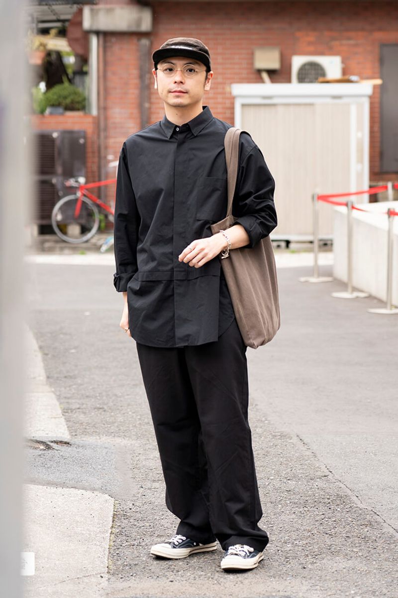 モードにならないオールブラックは、ストリートライクなサイジングで 中島俊