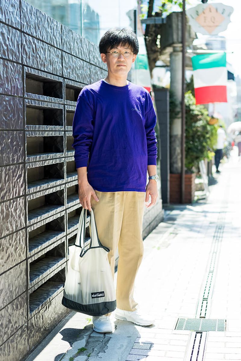 ベージュと白のパンツと小物も、カラーTを主役にする 奥西慎一