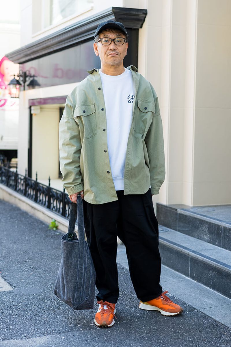 足元のビビッドな差し色は、黒パンツで中和せよ 会沢静