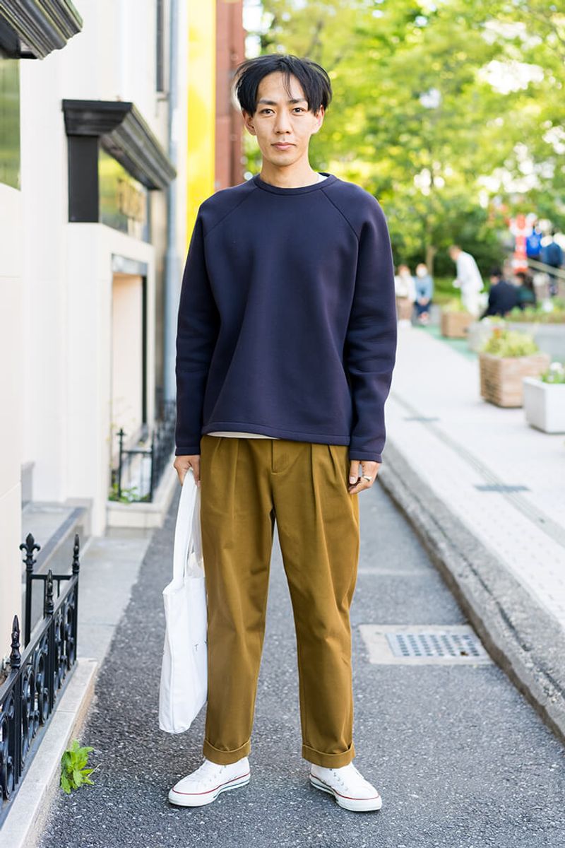 白を差すが正解。爽やかさ◎なマスタード×濃色ネイビーコーデ 宗近寛之