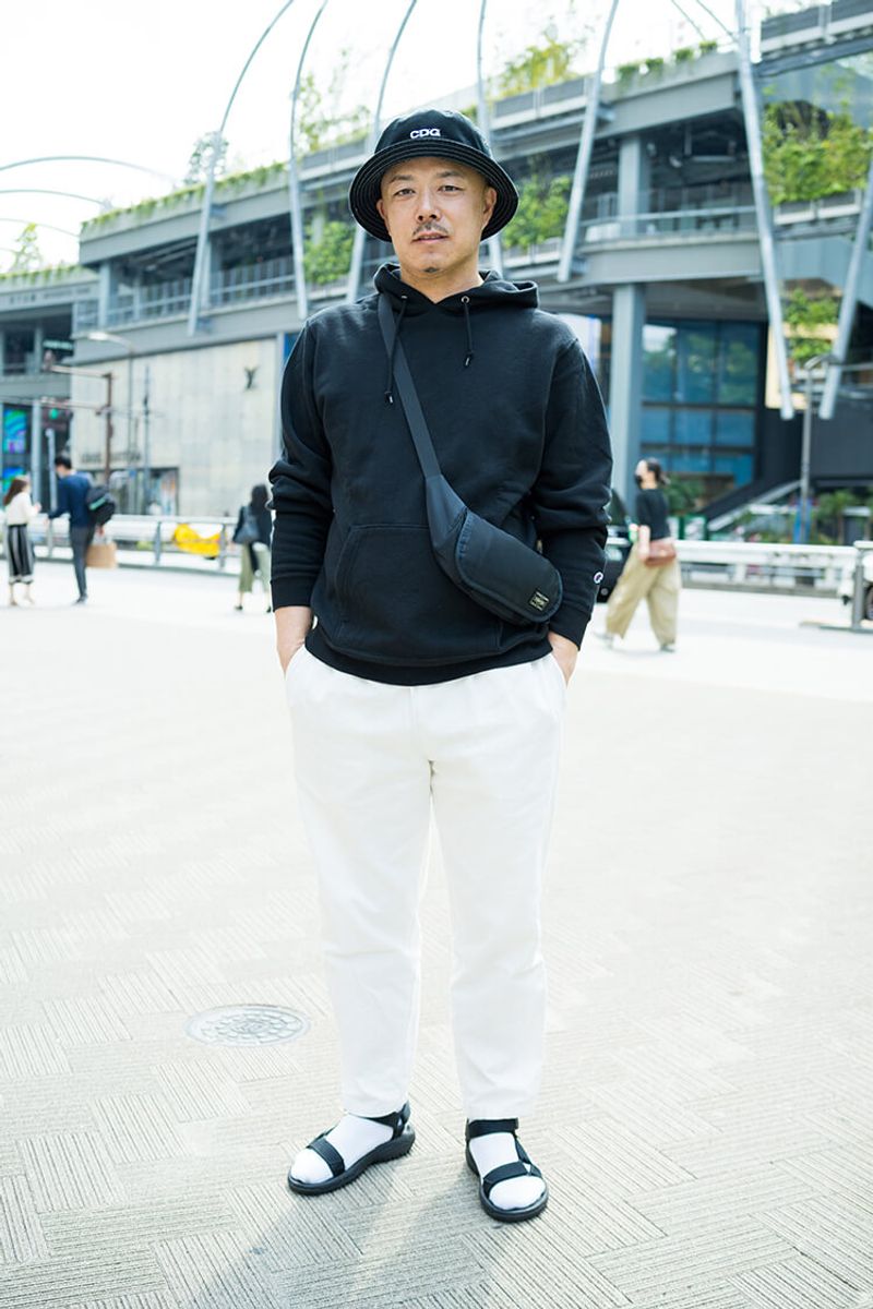 「スポサン×ソックス」。大人のモノトーンスタイルに足元で抜け感を ハシモトタカシ