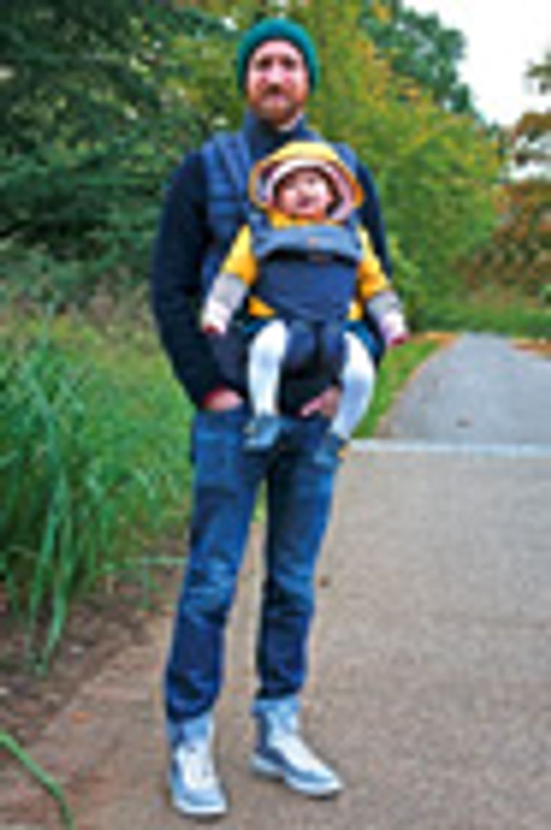 ネイビーのワントーンコーデに挿す黄色と笑顔 リュック