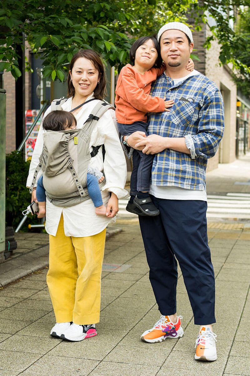 ワントーンコーデに派手色スニーカーで春の彩り 岡 誠