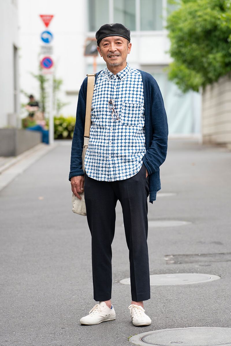 カーディガンはゆったり、足元はすっきりで、小僧っぽさ無しのチェックシャツスタイル 丘 康治