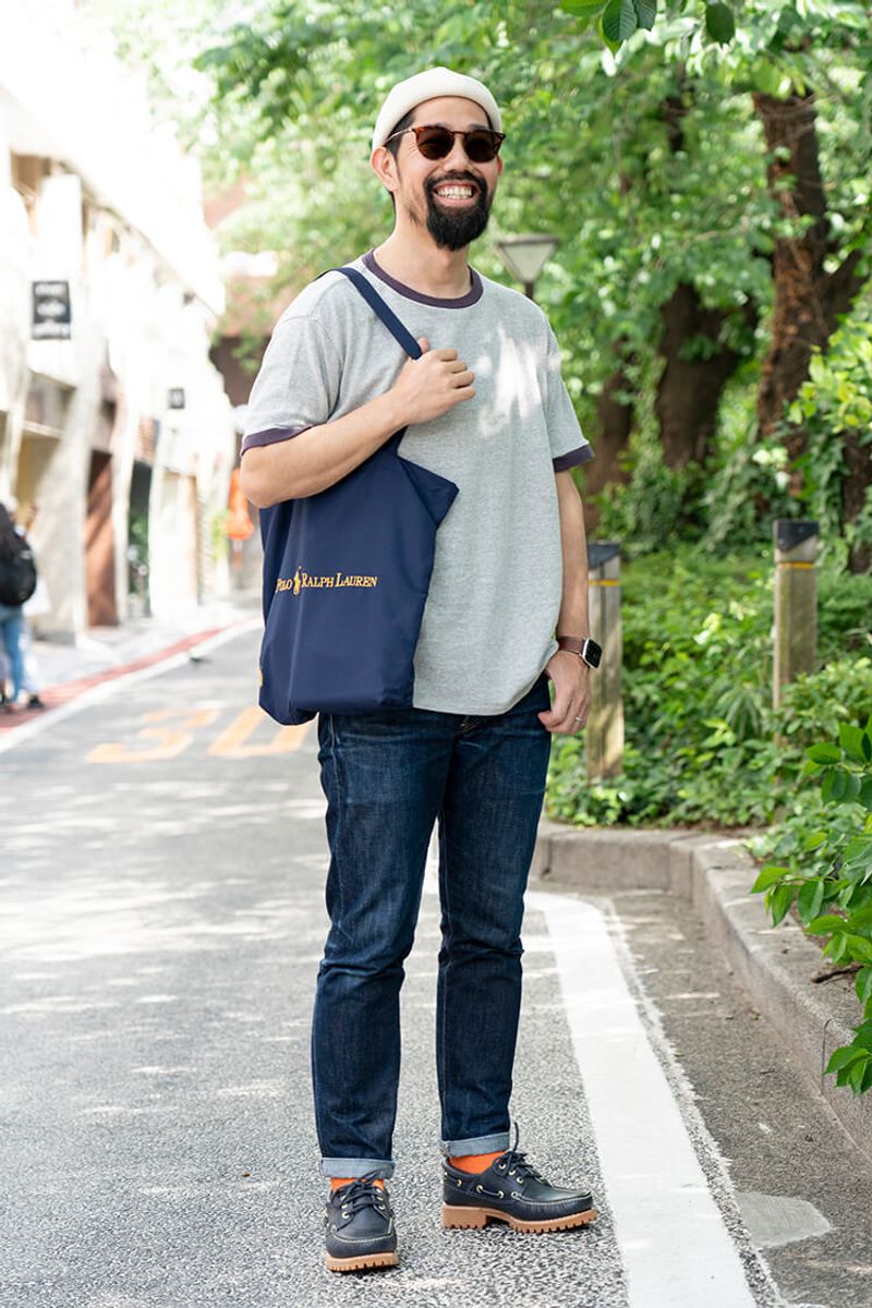 王道の「Tシャツ×デニム」に爽やかさと可愛げをもたらす白ニットキャップ EDDIE