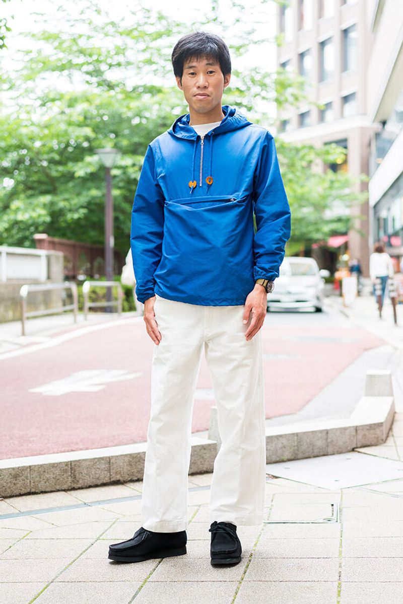 夏らしいパキっとしたマリンカラーに、足元の黒で引き締めを 西ノ園勇気