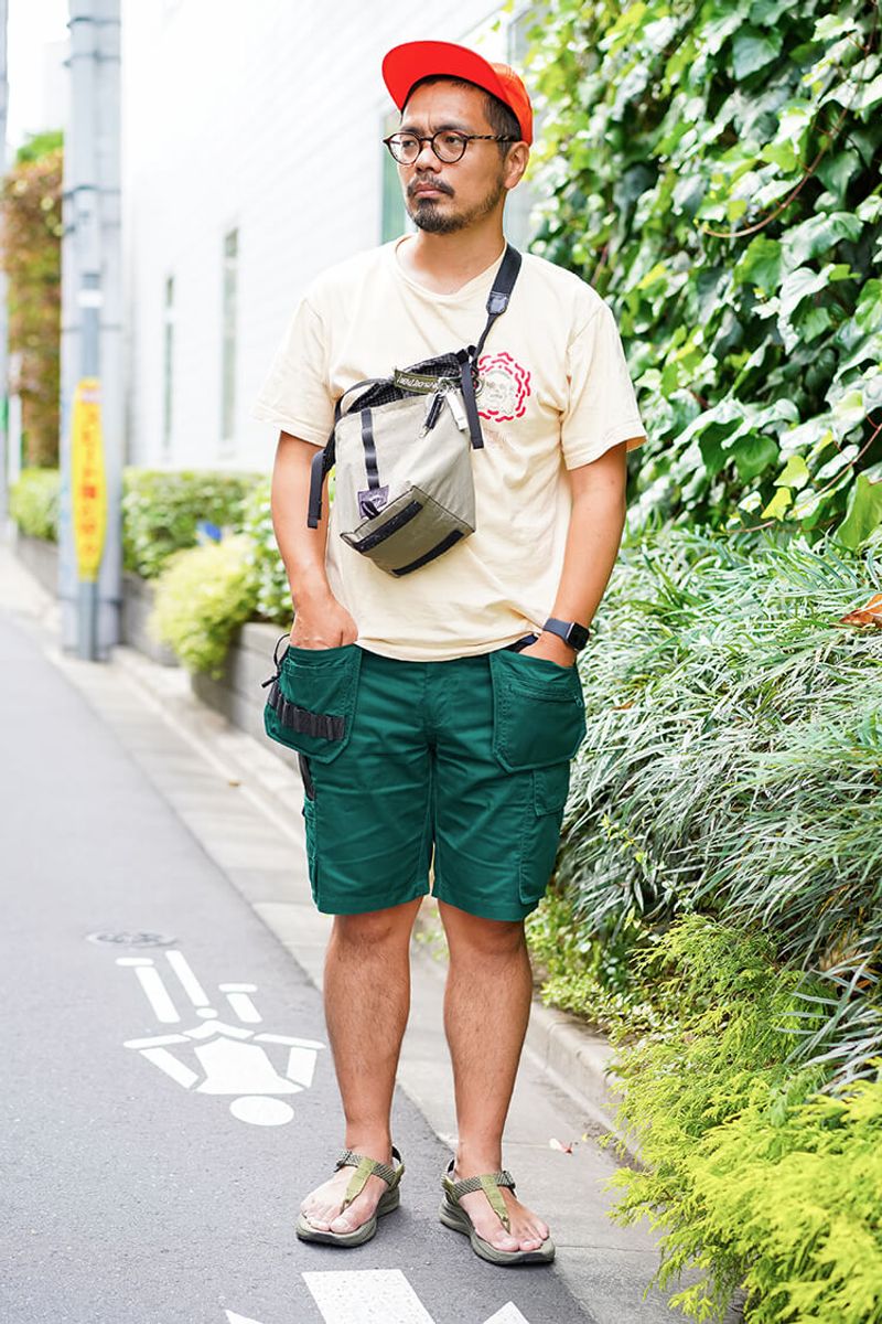 休日の手ぶらミニマルスタイルは、ポップな色使いでご機嫌に♪ 辻 章悟