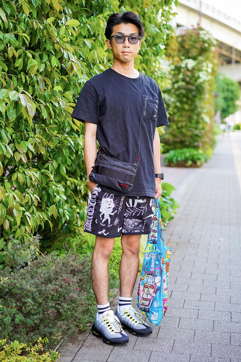 ショーツとバッグの柄on柄も、Tシャツとの色合わせでまとまり◎ 