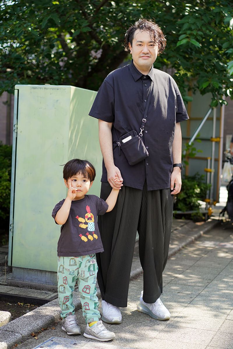 上下黒でも、大きめシルエットとライトな生地で軽やかに 半澤真吾