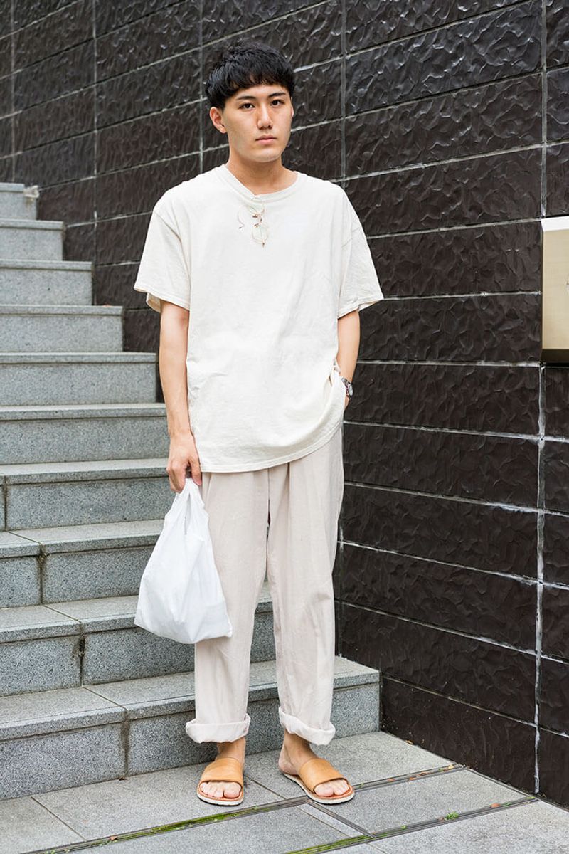 オールホワイトにレザーサンダル。爽やかさと大人っぽさの模範回答 千葉裕介