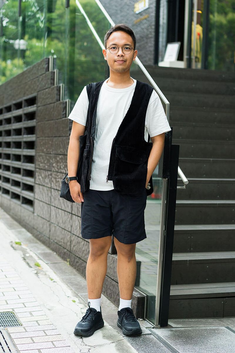 今っぽさを感じるスタイルは、羽織ったベストの効能か アリ