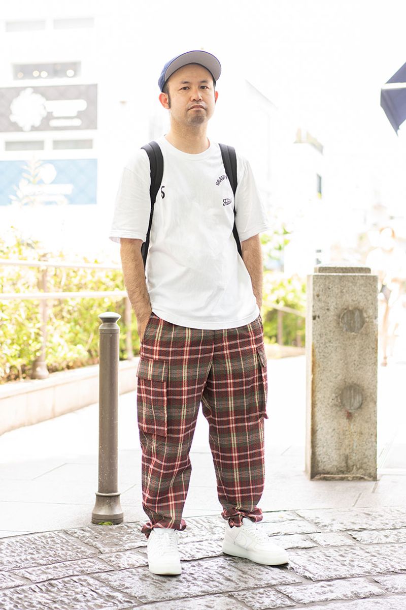 チェックパンツを映えさせる、Tシャツとスニーカーの“白サンド” 阿部和明