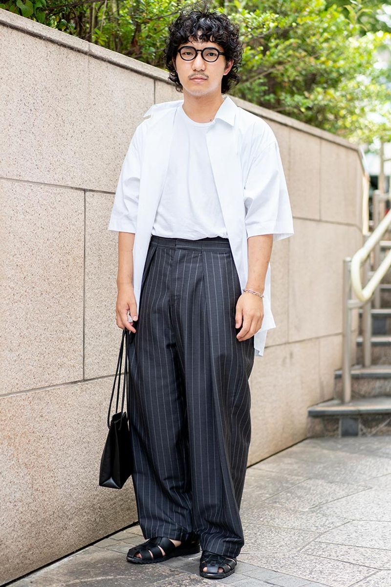 色使いはシンプル。なのに個性的なのは、サイズと小物選びの妙か！ 深田剛史