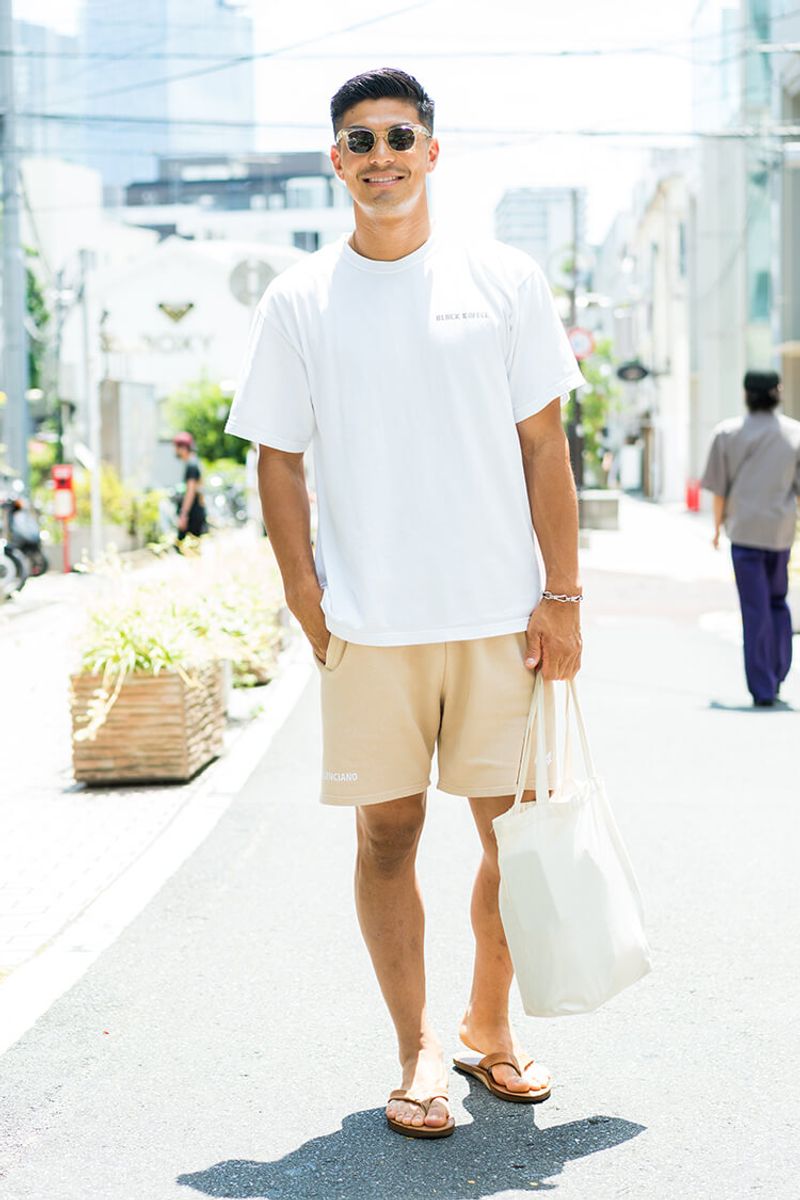 日に焼けた肌を引き立てる、夏のミニマムスタイル AOI