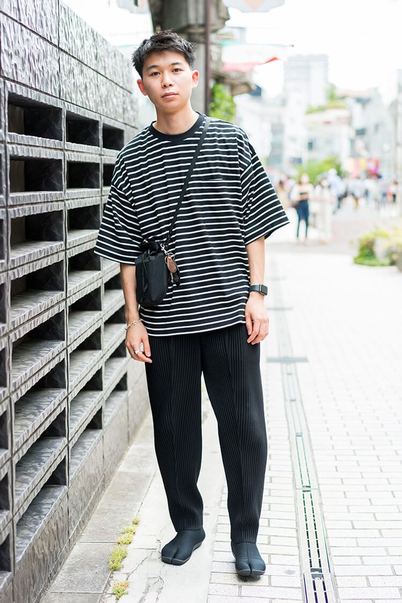 ボーダー×黒の定番コーデ、個性を出すのは足元から！ 栗井勇輔