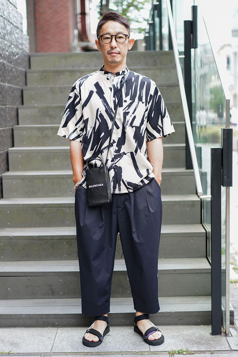 クセ柄シャツも、モノトーンなら大人の落ち着き120% 平林英紀