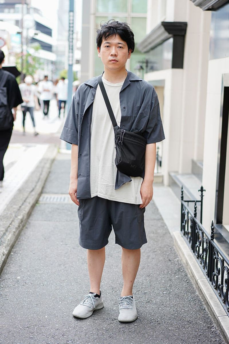 涼しげな夏のモノトーンは、ニュアンスグレーが正解 半田将展