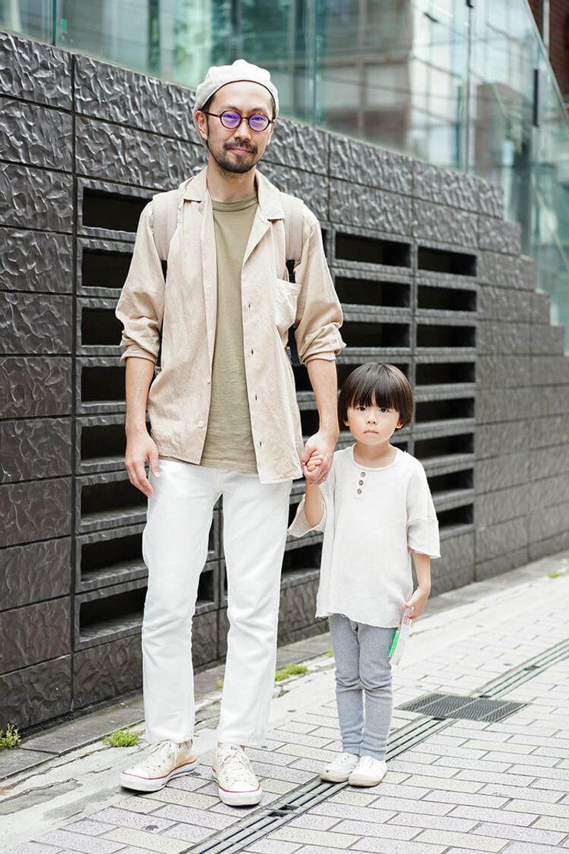 白+サンドカラーを“ナチュラル”ってだけで終わらせないカットオフパンツ 津田崇宏