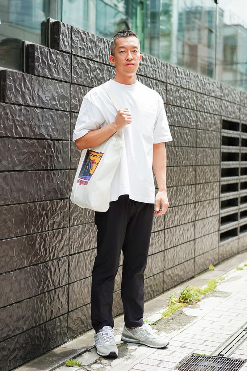 モノトーンにバッグでワンポイント。ミニマムコーデの基本のき 青山雄二