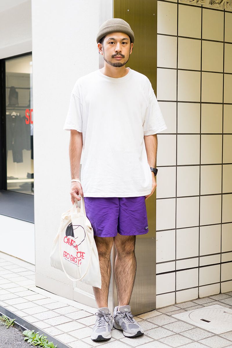 グッと目を引くパープルショーツは、膝上丈で爽やかとまとまりキープ！ 山川修平