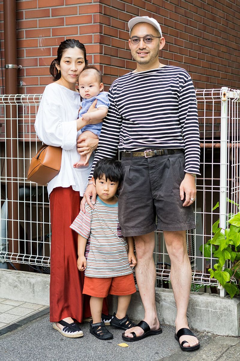夏の“大人っぽさ”を底上げする、ブラックショーツにベルト＋タックイン 鈴木康央