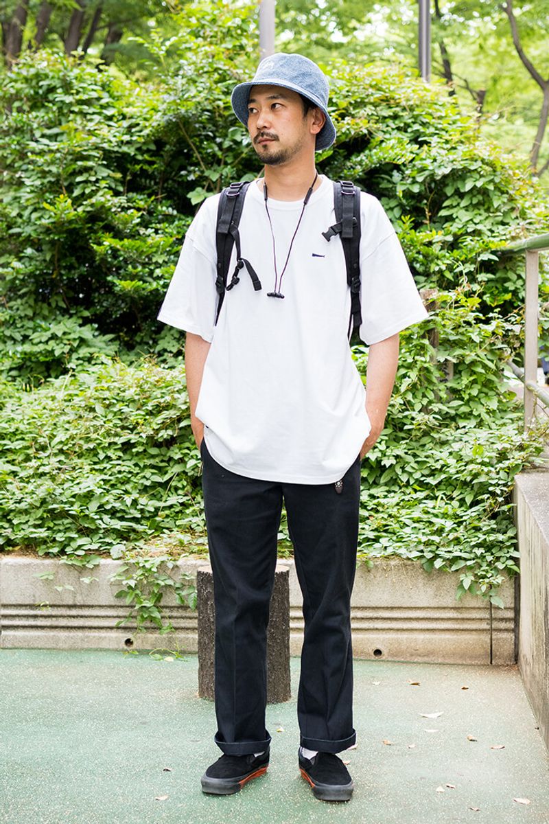 モノトーンに、淡色ハットで軽快さと雰囲気をON 佐達 優