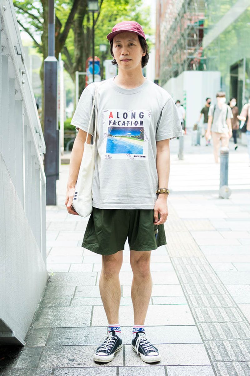 流行のグラフィックT。それにソックスで色合わせをする小技もウマい！ 新内弘昌