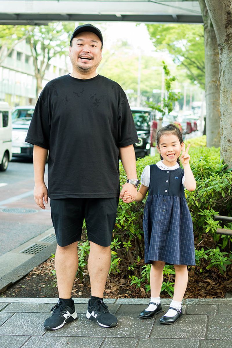 全身黒でも親しみやすい。理由は可愛い娘ちゃんとたっぷり大きめTシャツ 新崎智章