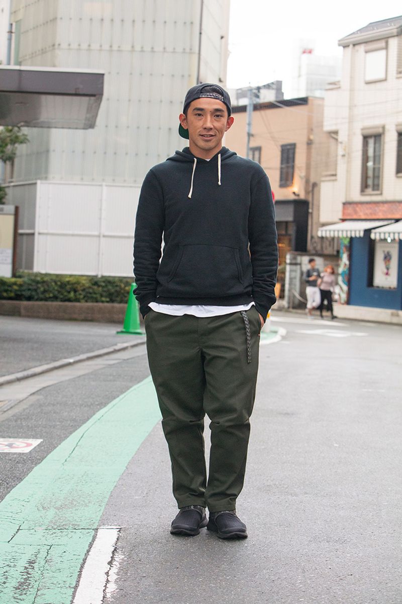 太めのテーパードシルエットにタイトなフーディを 栗田 拓也