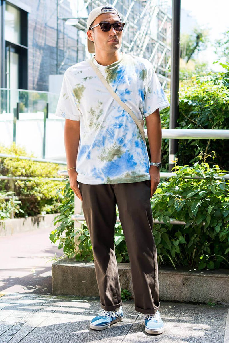 落ち着いたブラウンで足元を固めて、タイダイで夏を謳歌する大人にカンパイ！ 石塚俊介