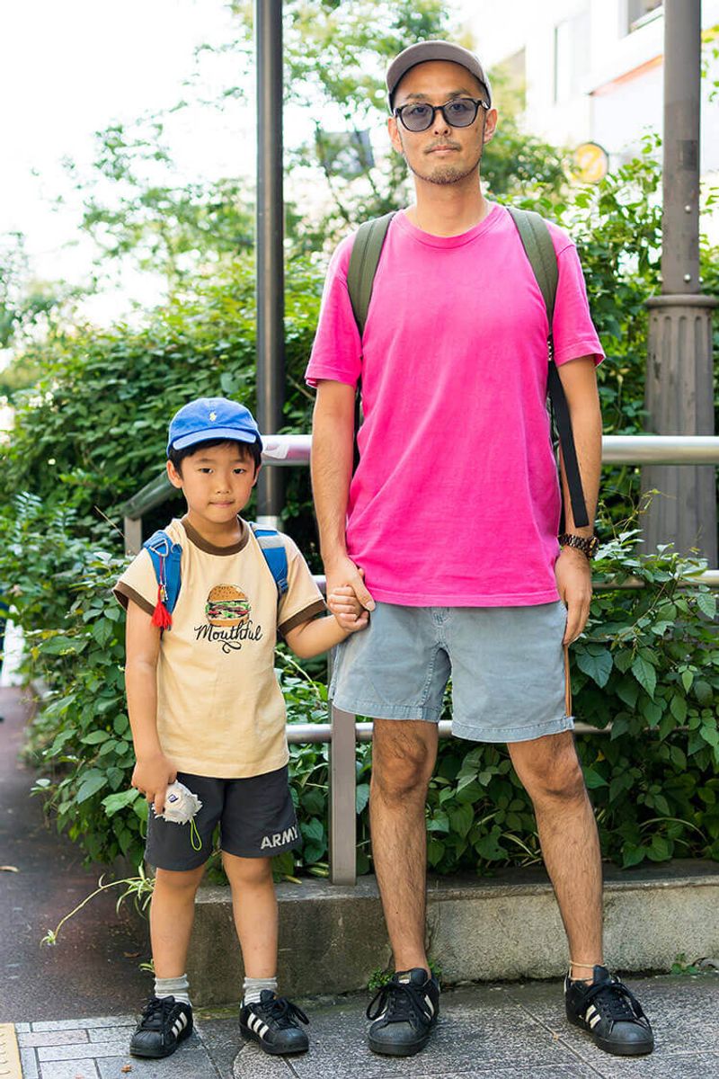 目を引く鮮やかなピンクも、薄めのグレー合わせで嫌味なく 二宮崇