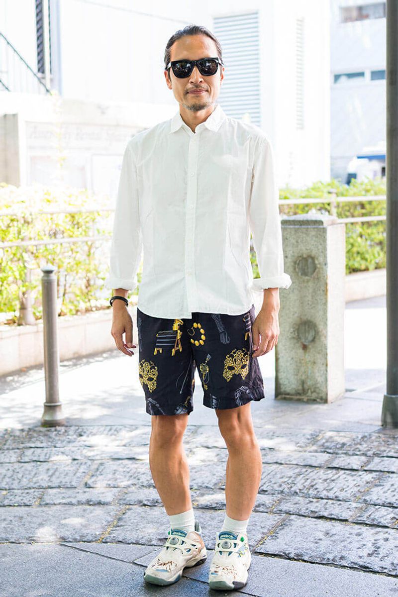 ベース色はダークで柄はチャレンジングに。大人の柄ショーツのお手本スタイル K