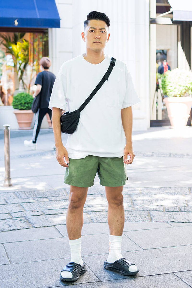 休日コーデを精悍に見せる、オリーブ＆膝出し小さめショーツが◎ 