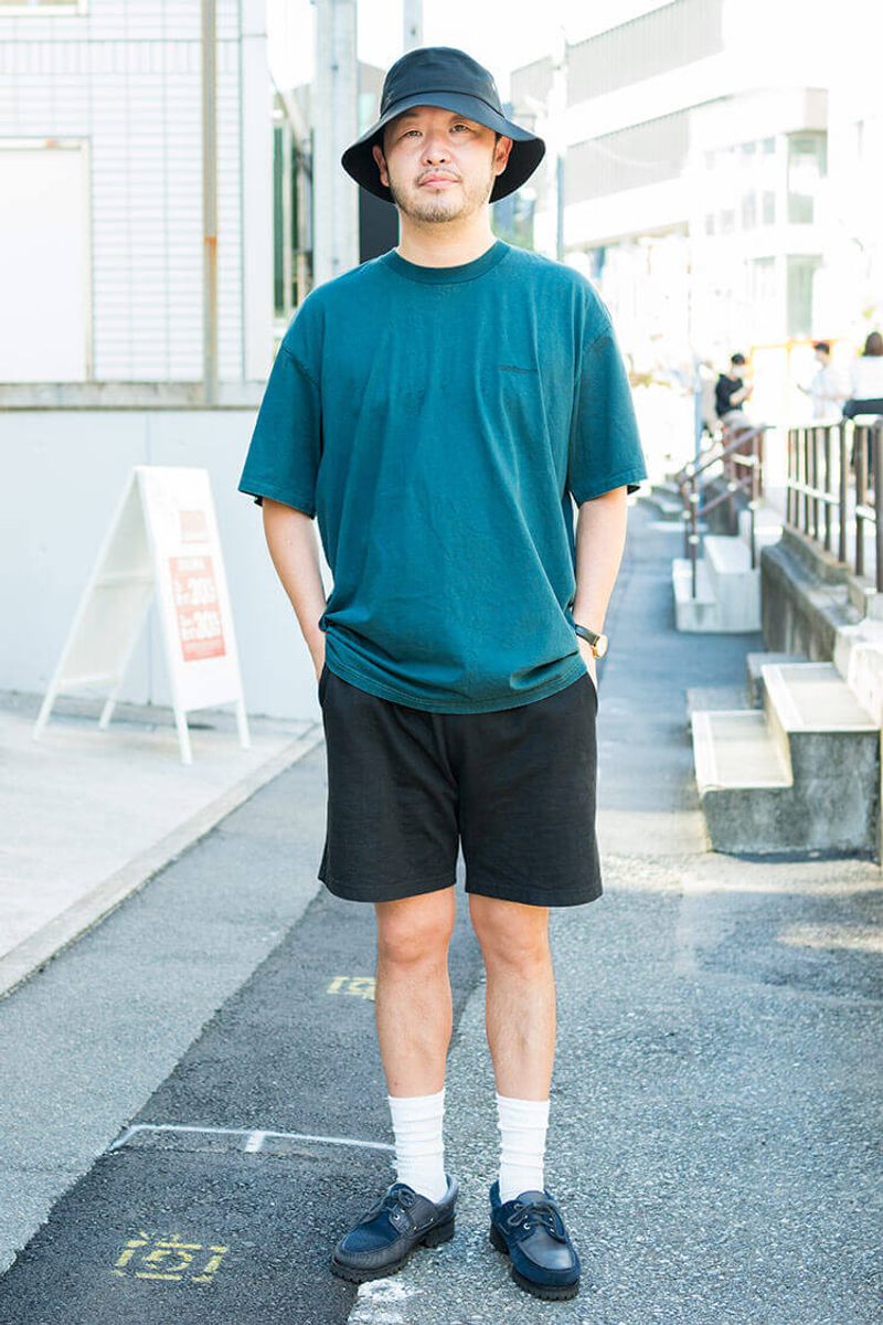 革靴＋白ソックスで、シックさを失わない短パンコーデ 野村綾人