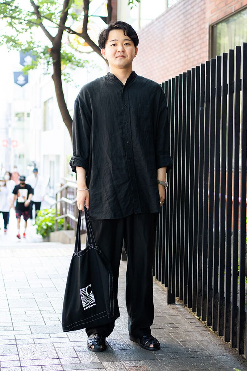 潔く全身ブラック。なら質感やドレープを大切に 加藤久貴