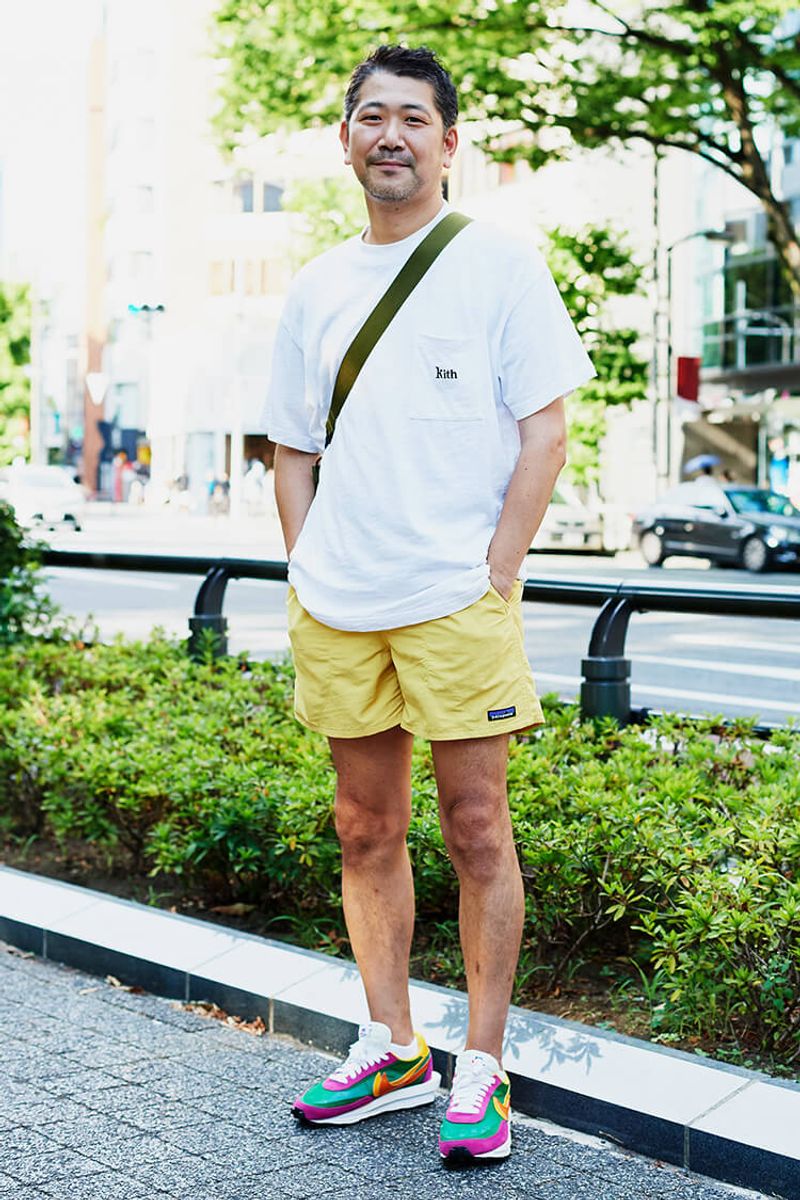 ポップなスニーカーも馴染ませる、膝上丈のイエローバギーズがいい仕事してます 水野亮