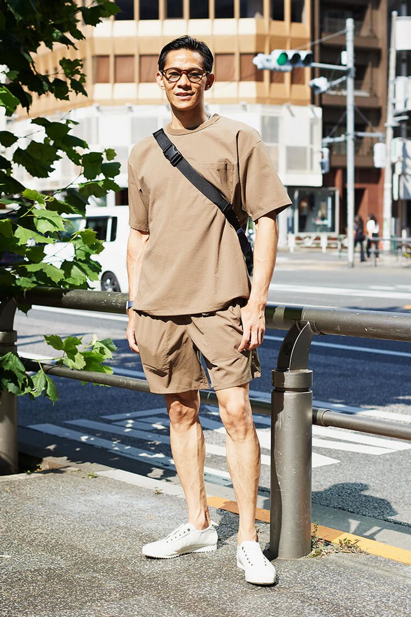 小麦色の肌を引き立たせる薄色ブラウン。茶色は夏だって男の味方なのだ モハメド アズハリ