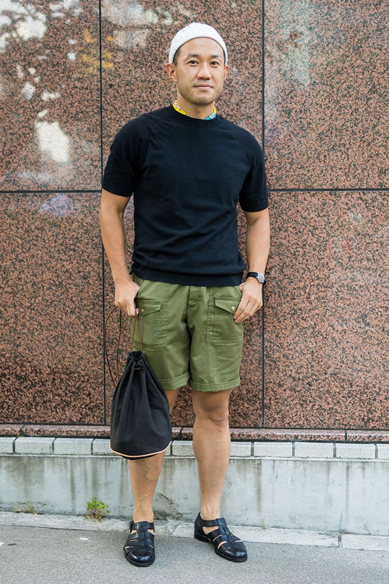 Tシャツ＋ショーツを格上げする、首元のちょい見せスカーフがお上手！ 老松和寛