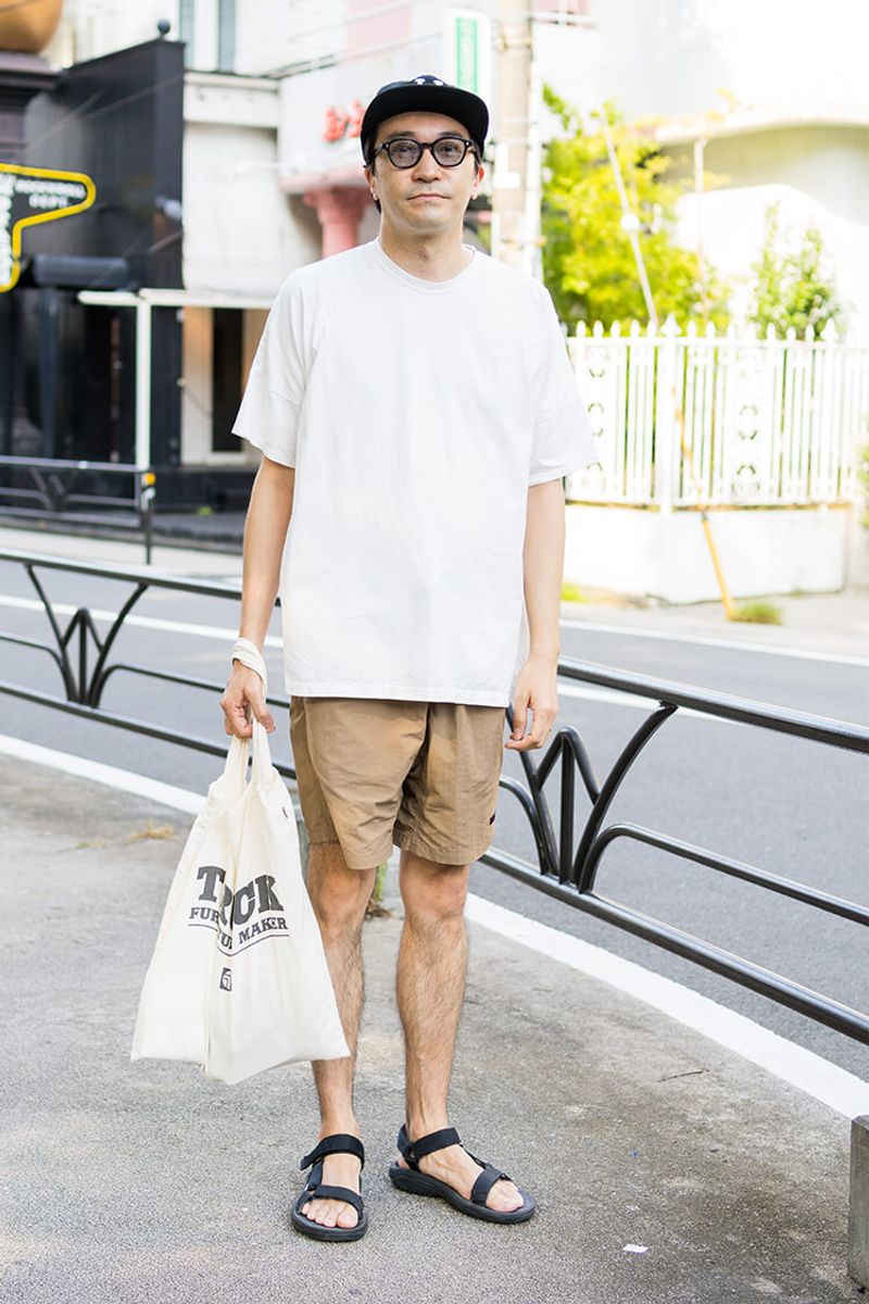 キャップ、バッグ、サンダル。“小さじ3”の黒で締まりのあるルックスに 原 尚義