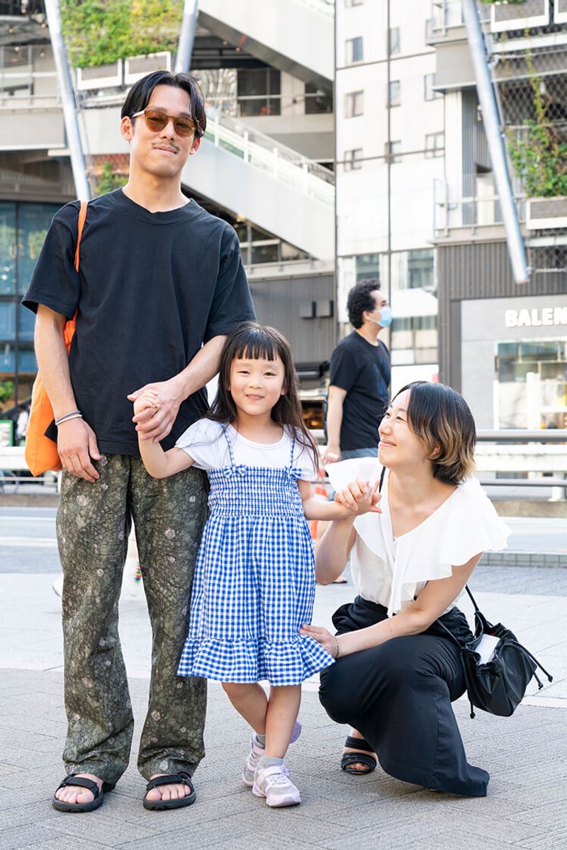 クセありパンツと透け色サングラスで、“雰囲気の”いいパパに 卯月裕貴