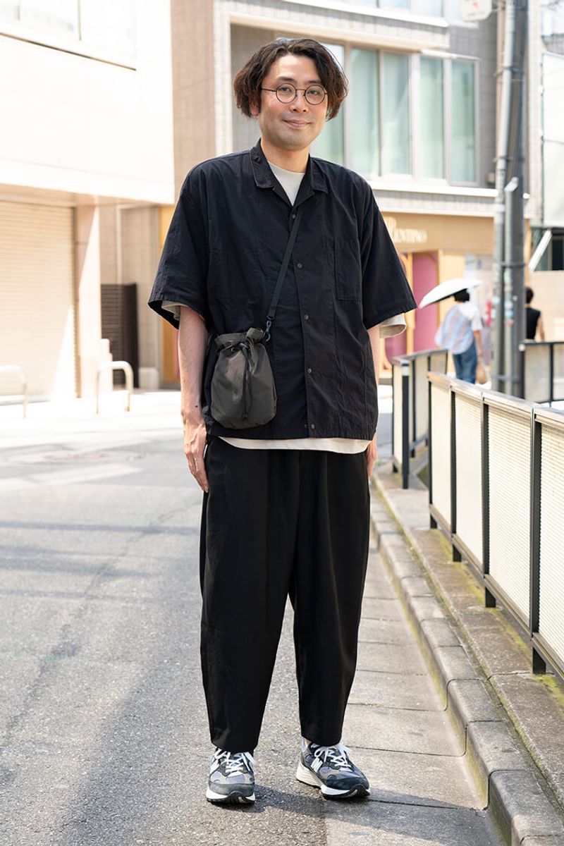 胸元と裾のTシャツチラ見せがキモ。真っ黒に一筋の爽やかさを 岡田博之