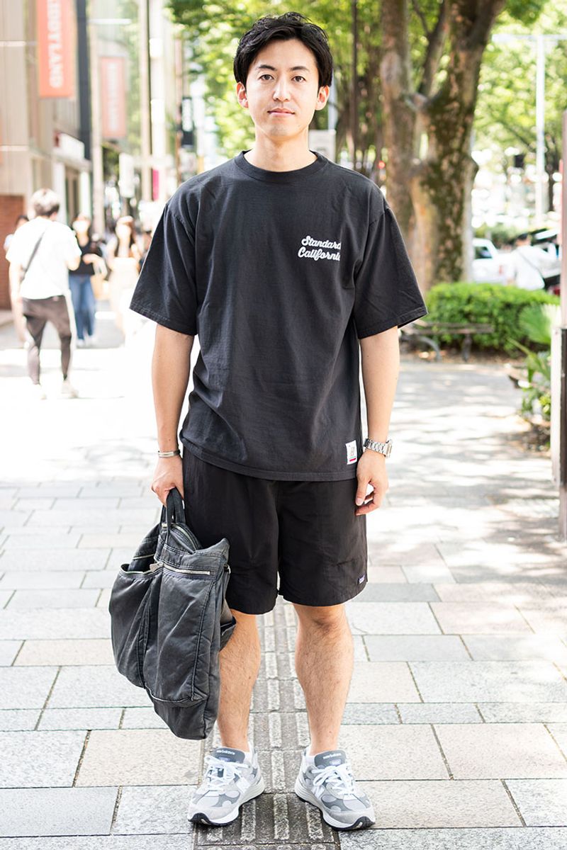 Tシャツ、パンツ、バッグ。トーン違いで深みあるオールブラック 千田憲弥