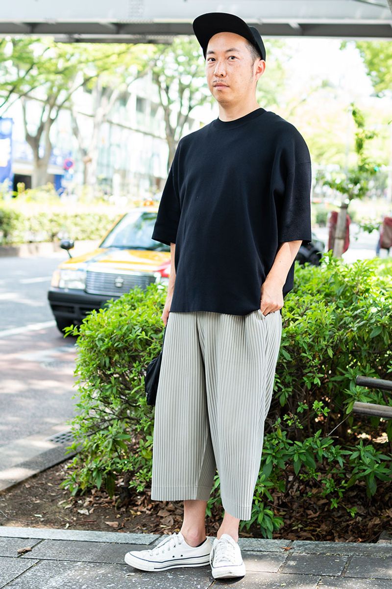 シンプルに見えてひとクセあり。主役級パンツを支える光沢感あるTシャツ 墨野倉 徹