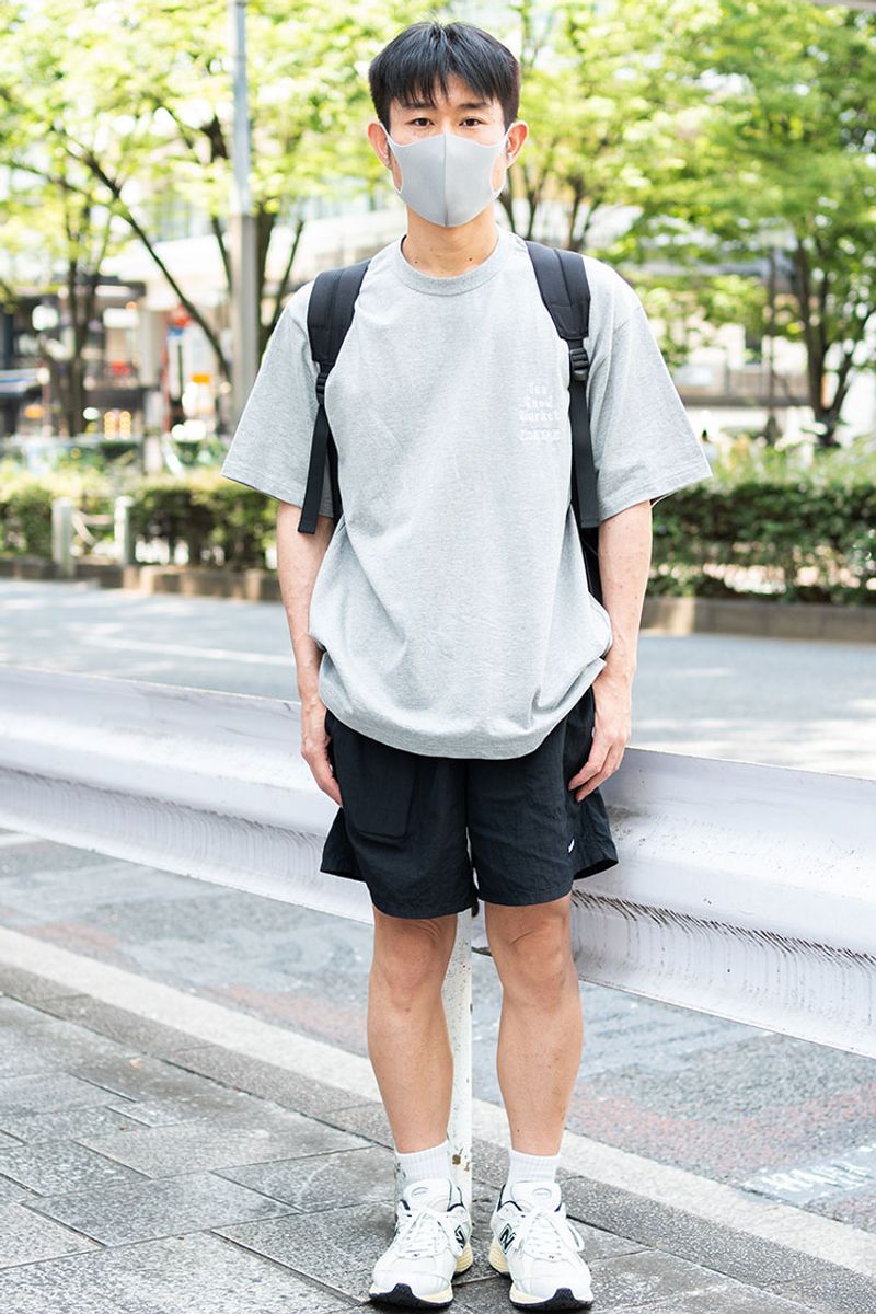 スニーカーへの愛を感じる、足元を引き立てるシンプルコーデ 岩井佑輔