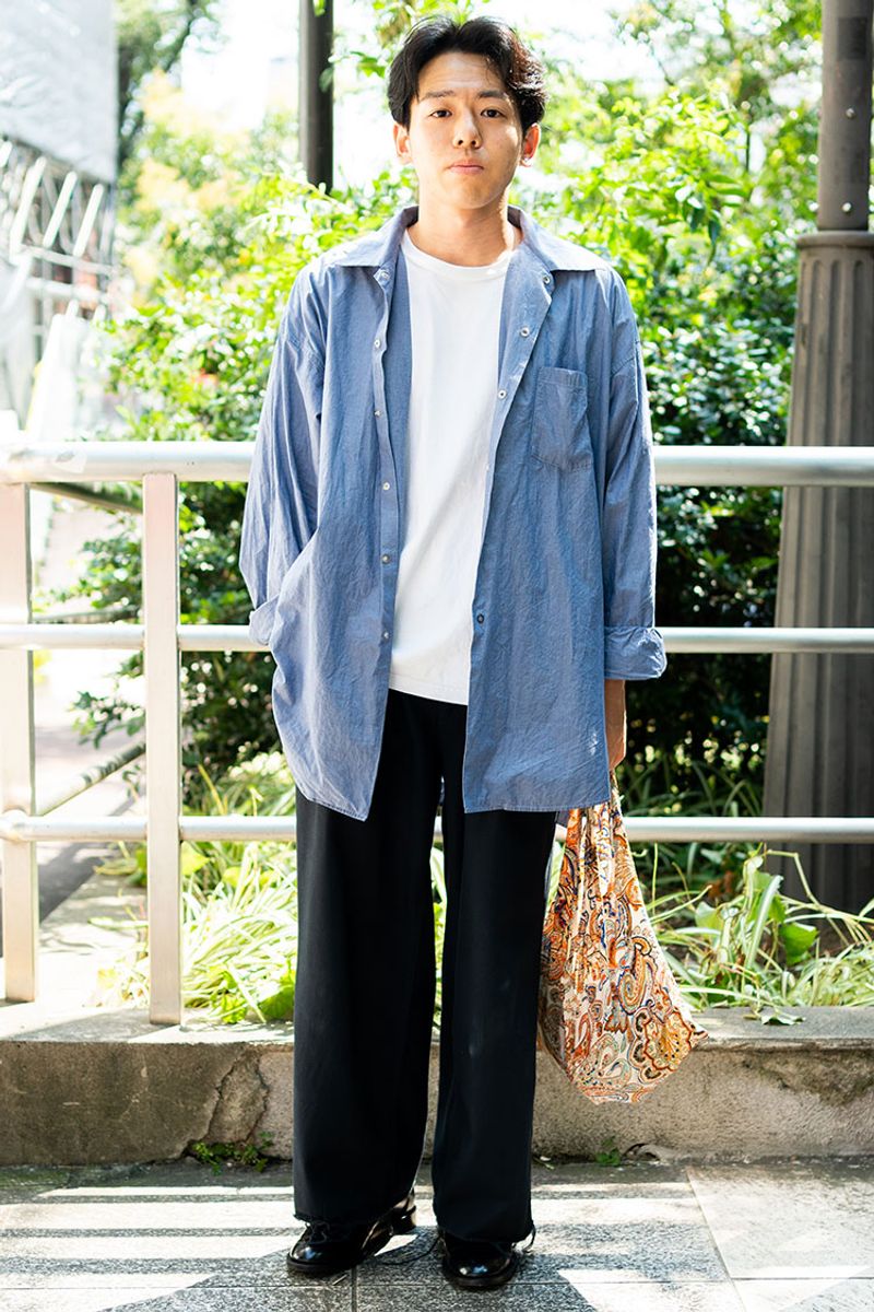 ユルめなシャツを、キレイにまとめるパンツと革靴 秋澤友広