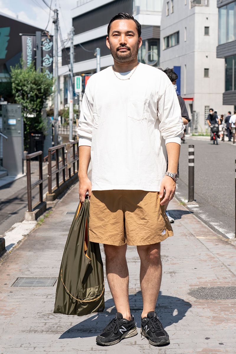 バッグで武骨に、黒スニで重しを。爽やかだけじゃないショーツスタイルを 松本研太郎