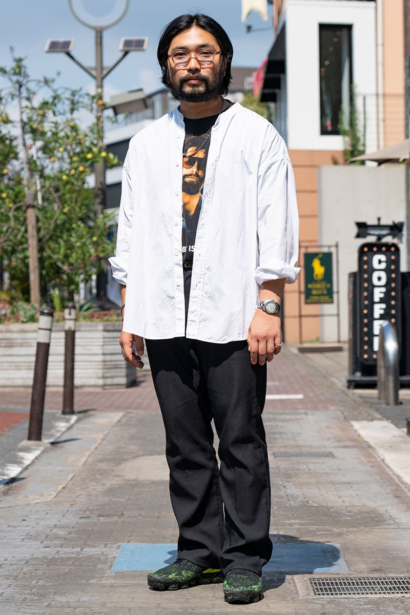 味わいたっぷりの髭ルック×2も、まろやかに包む白シャツの効能 三浦凛太郎