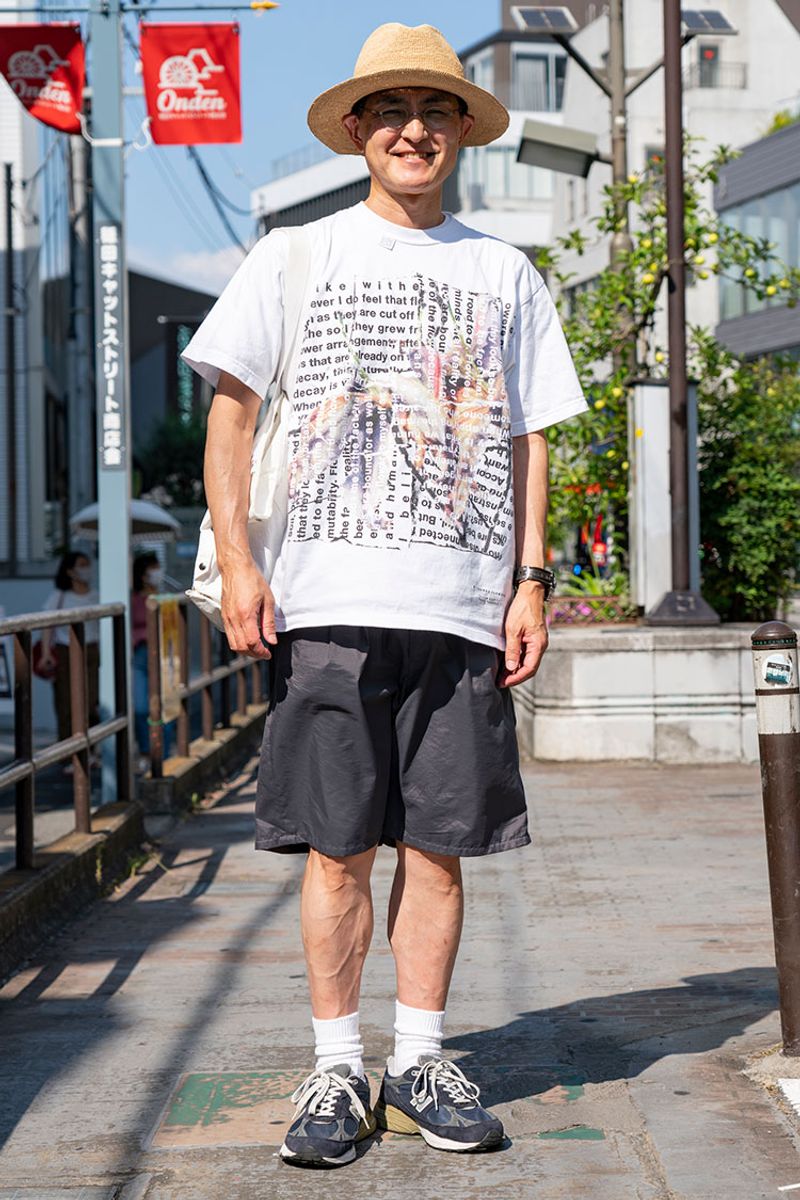 一見アンマッチな個性派Tシャツと正統派ハットが生むいいまとまり 