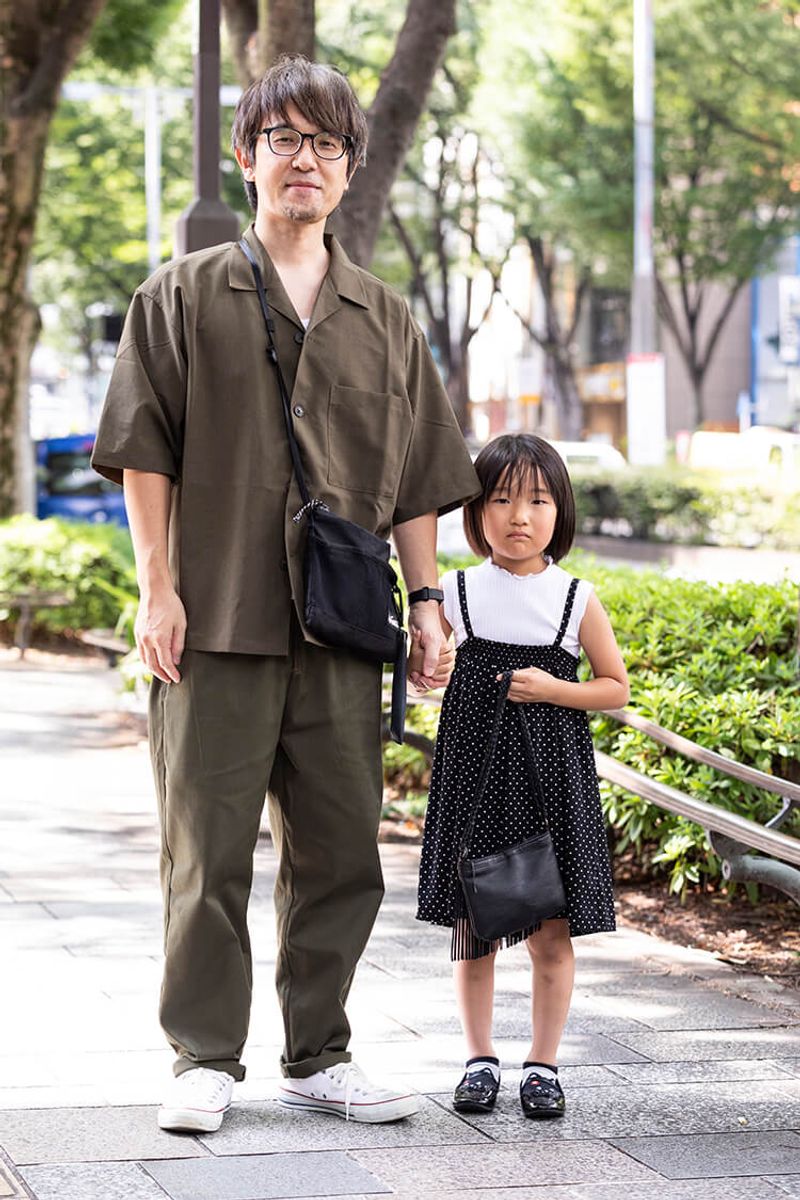 シャツのサイズアップとパンツのロールアップで、GUをしっかり個性出し 酒井勇樹